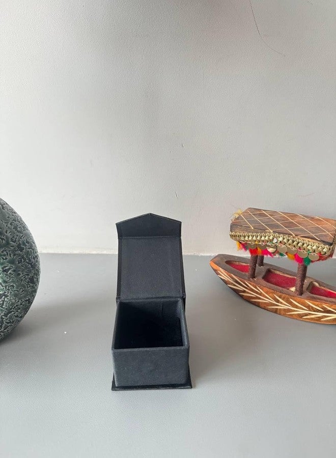 دي أس أس صندوق هدايا لعرض المجوهرات من المخمل الأسود الفاخر، مُصمم خصيصًا لخدمة التسوق عبر الإنترنت من DSS. - Image 1