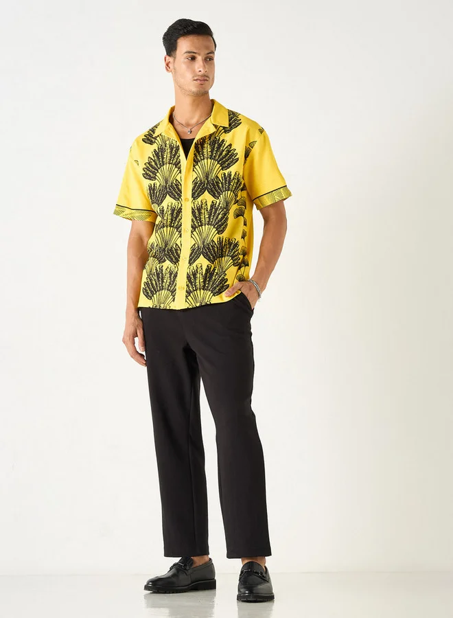 سبلاش فيڤ قميص بقصة مريحة بطبعة أوراق شجر وياقة كامب