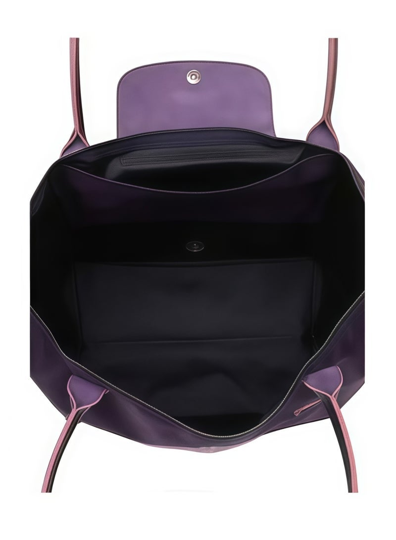 Longchamp حقيبة كاميرا للنساء على الكتف | حقيبة كبيرة السعة | قماش بولياميد معاد تدويره | حواف جلدية | إغلاق بسحاب | 28 سم بنفسجي متوسط - Image 3