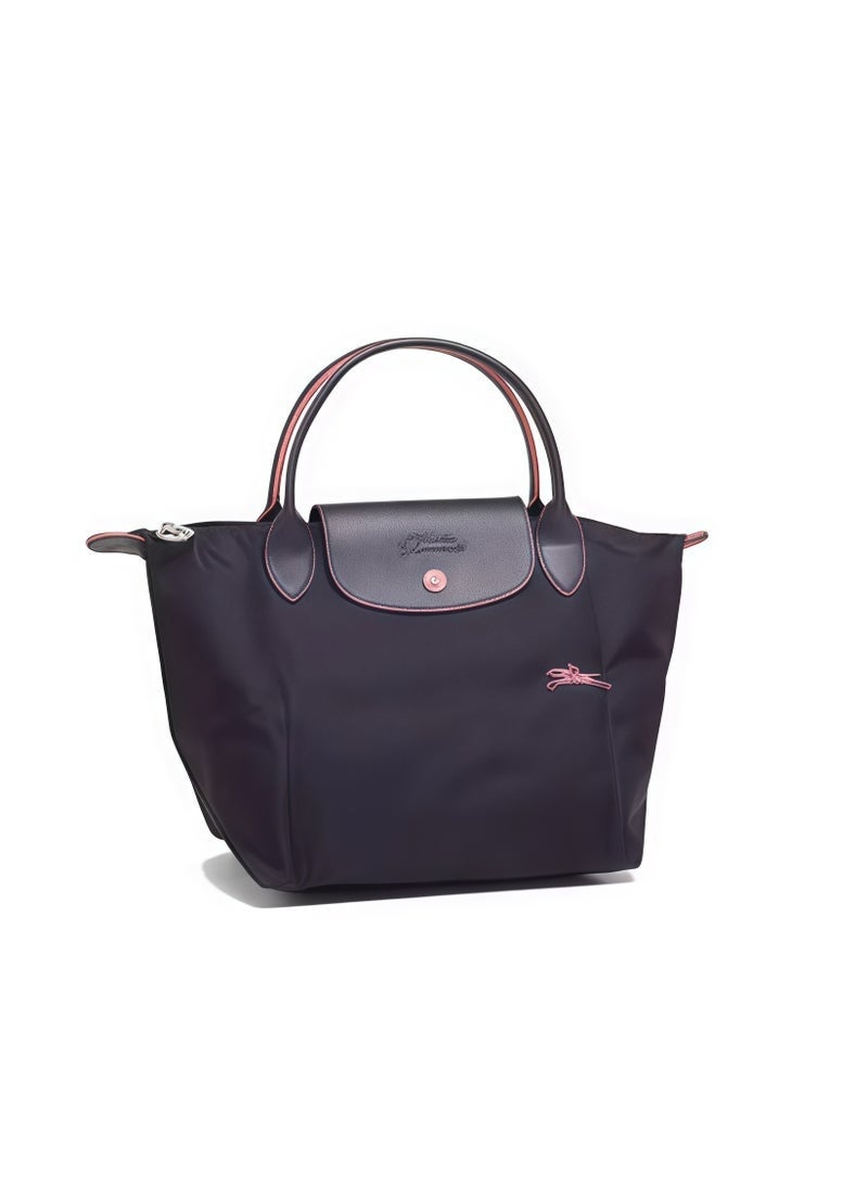 Longchamp حقيبة كاميرا للنساء على الكتف | حقيبة كبيرة السعة | قماش بولياميد معاد تدويره | حواف جلدية | إغلاق بسحاب | 28 سم بنفسجي متوسط - Image 2