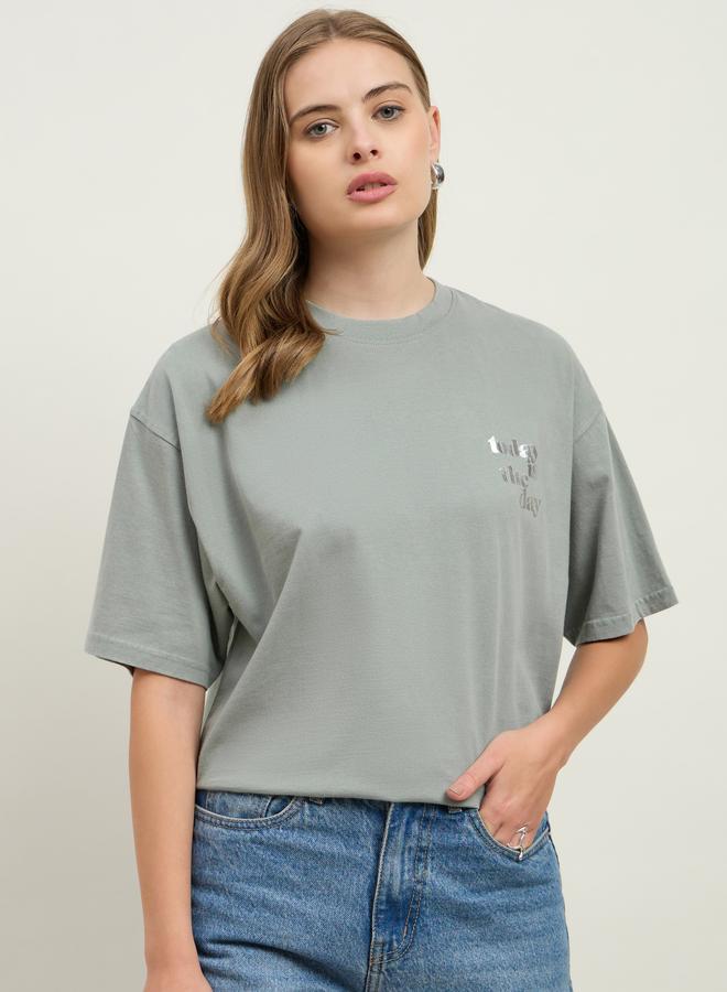 ستايلي تيشيرت طويل فضفاض بطبعة شعار منقوش بحمض الستايل - Image 1