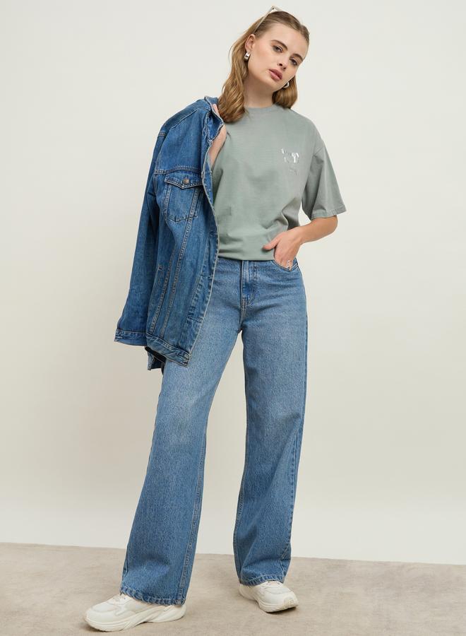 ستايلي تيشيرت طويل فضفاض بطبعة شعار منقوش بحمض الستايل - Image 2