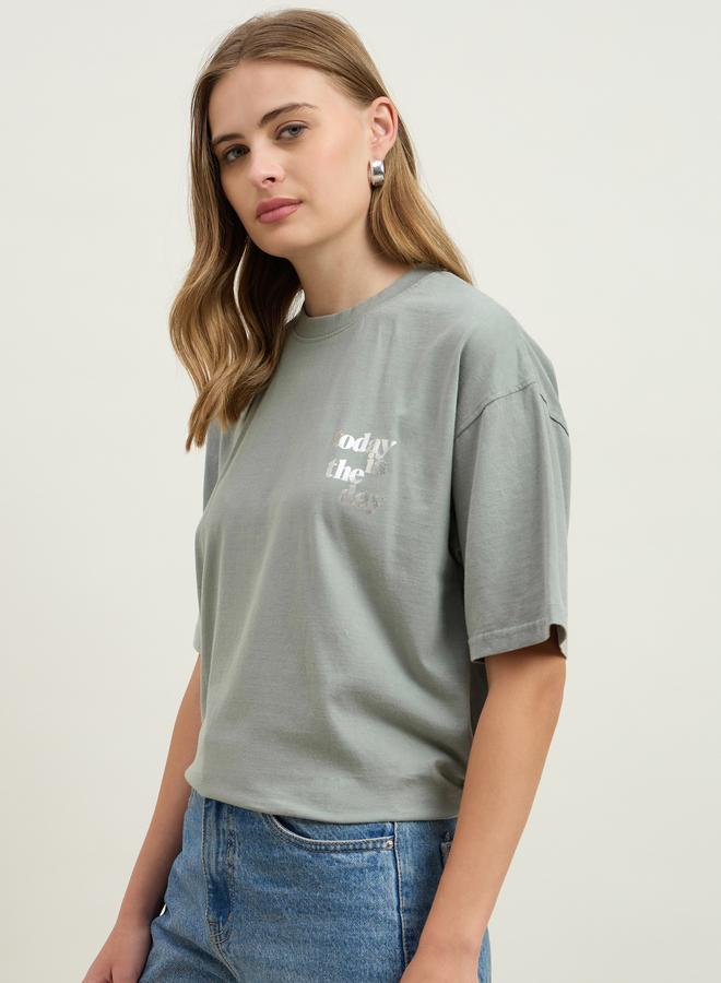 ستايلي تيشيرت طويل فضفاض بطبعة شعار منقوش بحمض الستايل - Image 3