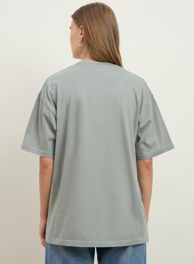 ستايلي تيشيرت طويل فضفاض بطبعة شعار منقوش بحمض الستايل - Image 5