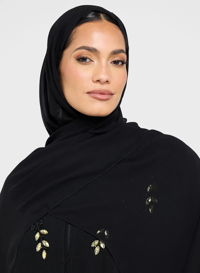 هيا كلوزيت عباية مطرزة مع الشيلة