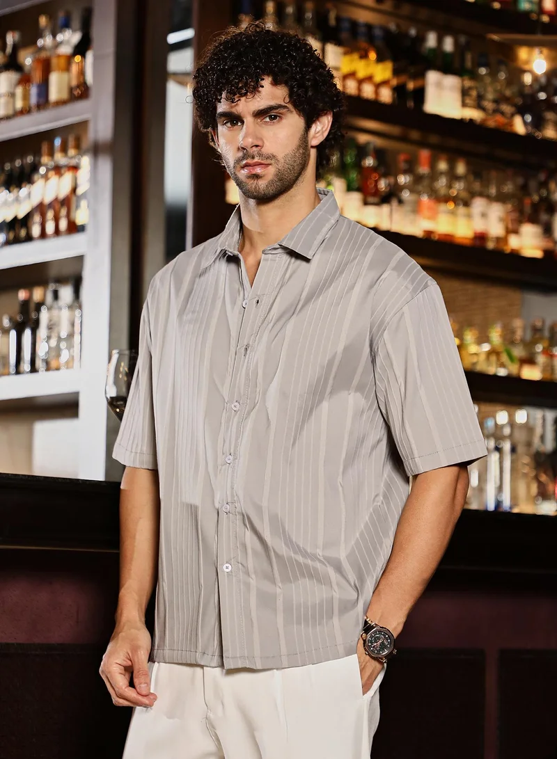 Campus Sutra Campus Sutra Men's Coin Grey Unbalanced-Ridge Oversized Shirt For Casual Wear | Spread Collar | Short Regular Sleeves | Button Closure | Oversized Shirt Crafted With Comfort Fit For Everyday Wear