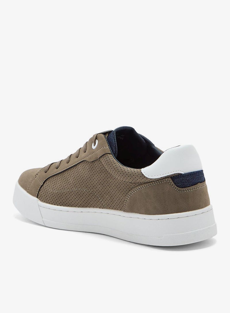 سفنتي فايف سنيكرز بتفاصيل مثقبة أساسية - Image 2