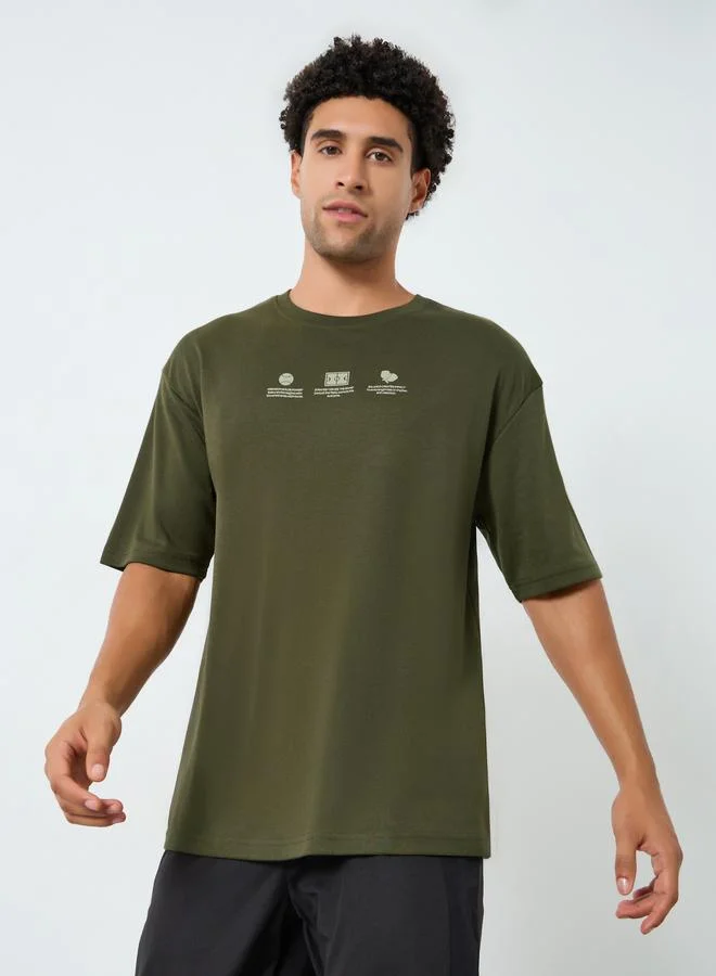 ستايلي اكتيف تيشيرت بقصة واسعة وطبعة صغيرة للرجال
