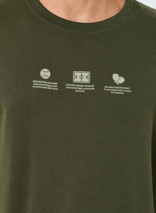 ستايلي اكتيف تيشيرت بقصة واسعة وطبعة صغيرة للرجال