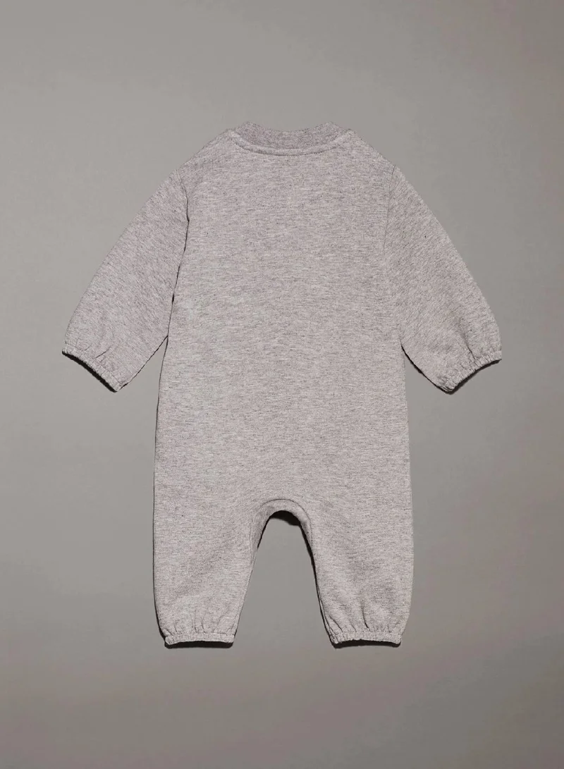 كالفن كلاين جينز بدلة للأطفال حديثي الولادة مزينة بشعار كلفن كلاين