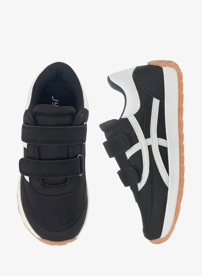 جونيورز أحذية رياضية للأولاد بنعل خارجي بنمط لوحات وإغلاق بشريط لاصق