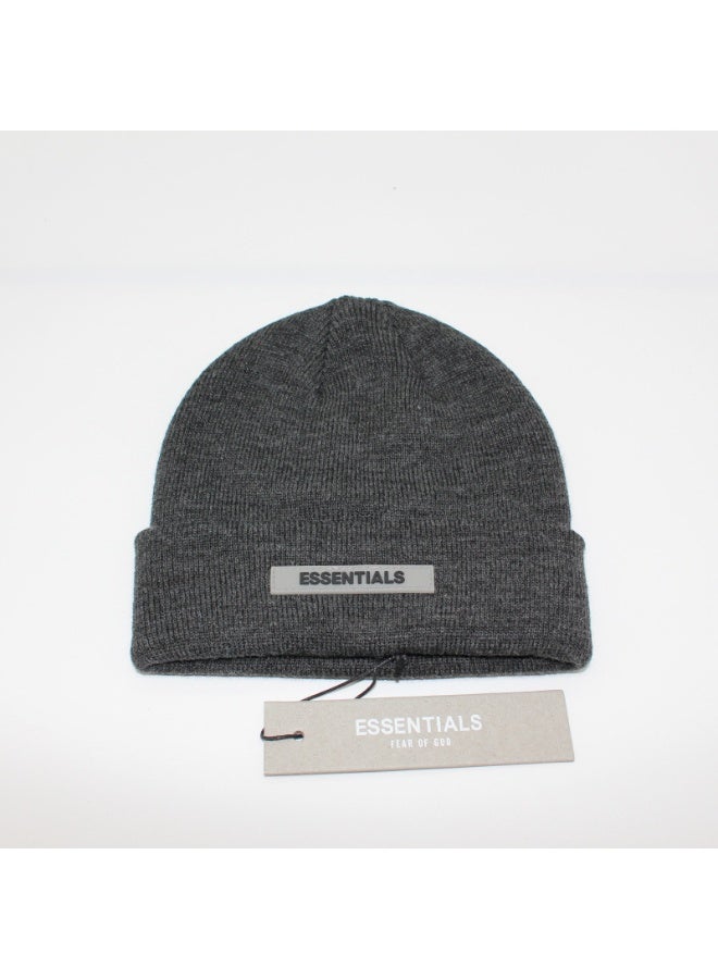 ESSENTIALS قبعة شتوية دافئة مزودة بشعار ESSENTIALS - قبعة رأس مضلعة بأسلوب الشارع البسيط