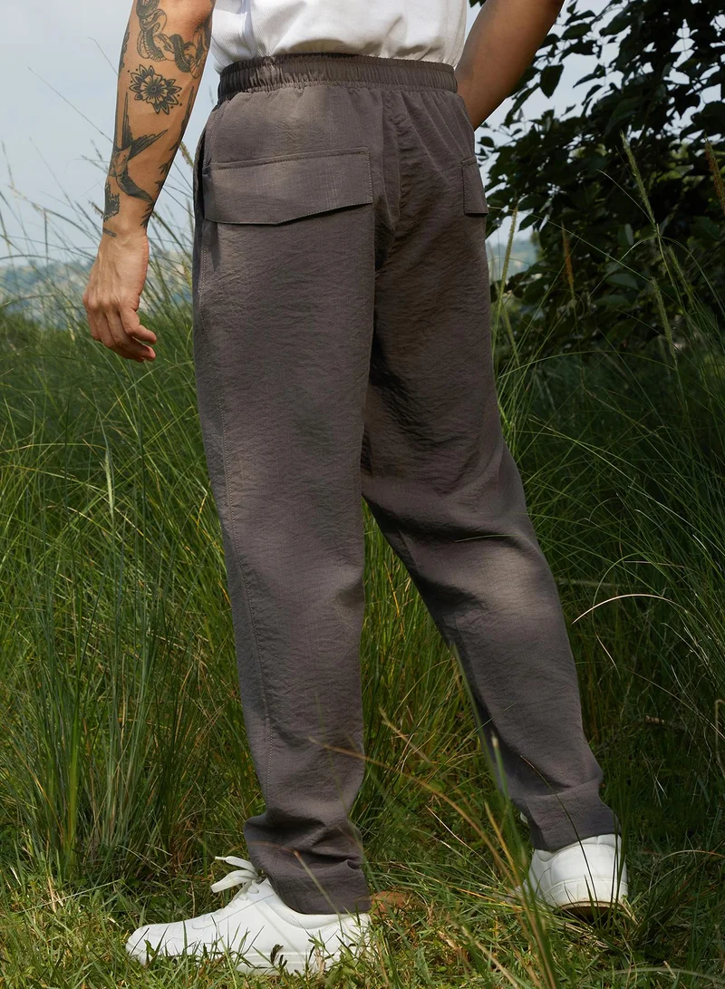 Campus Sutra Campus Sutra Men's Charcoal Black Solid Everyday Trousers For Casual Wear | Regular Fit | Low-Rise | Button Closure | Trousers Crafted With Comfort Fit For Everyday Wear