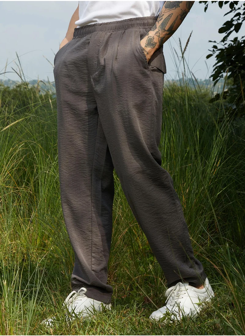 كامبوس سوترا Campus Sutra Men's Charcoal Black Solid Everyday Trousers For Casual Wear | Regular Fit | Low-Rise | Button Closure | Trousers Crafted With Comfort Fit For Everyday Wear