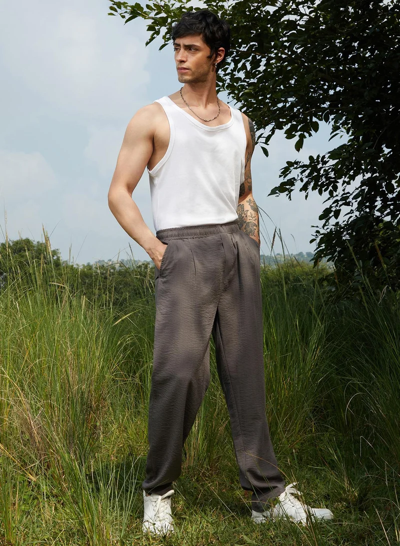 Campus Sutra Campus Sutra Men's Charcoal Black Solid Everyday Trousers For Casual Wear | Regular Fit | Low-Rise | Button Closure | Trousers Crafted With Comfort Fit For Everyday Wear