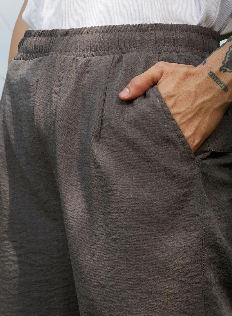 Campus Sutra Campus Sutra Men's Charcoal Black Solid Everyday Trousers For Casual Wear | Regular Fit | Low-Rise | Button Closure | Trousers Crafted With Comfort Fit For Everyday Wear