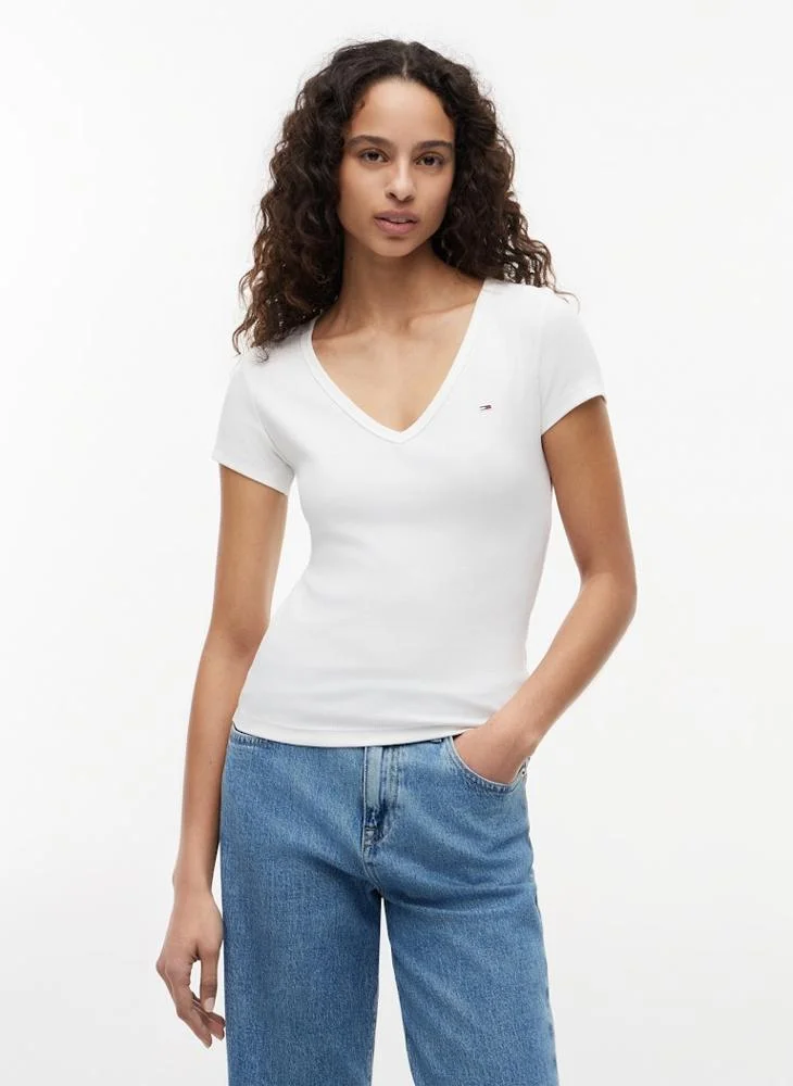 تومي جينز تيشيرت برقبة مثلثة وقصّة سليم إيسنشال