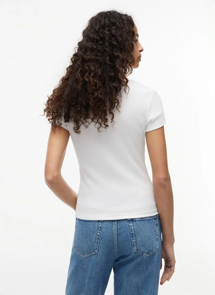 تومي جينز تيشيرت برقبة مثلثة وقصّة سليم إيسنشال