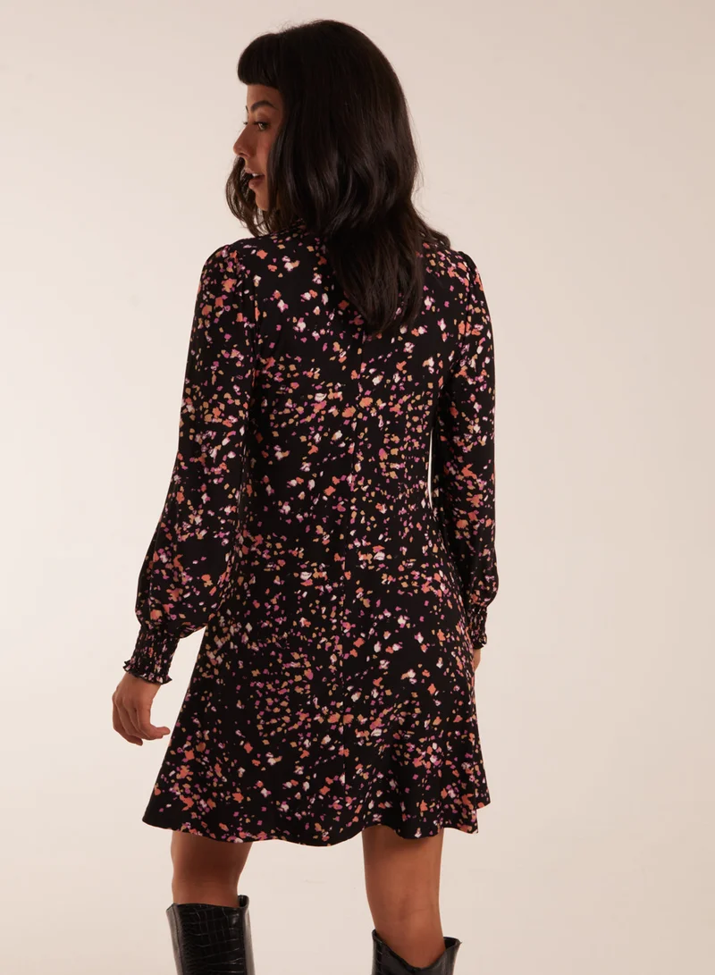 بلو فانيلا فستان قصير بياقة عالية وفتحة مفتاح