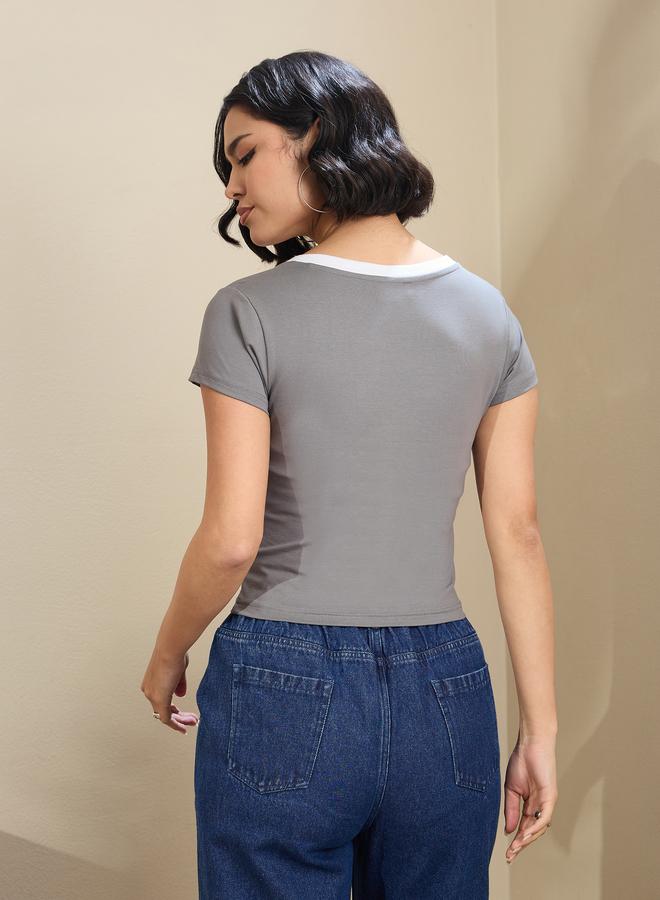 ساسافراس تيشيرت قصير نسائي بياقة  عميقة وتباين رمادي من ساسافراس - Image 5