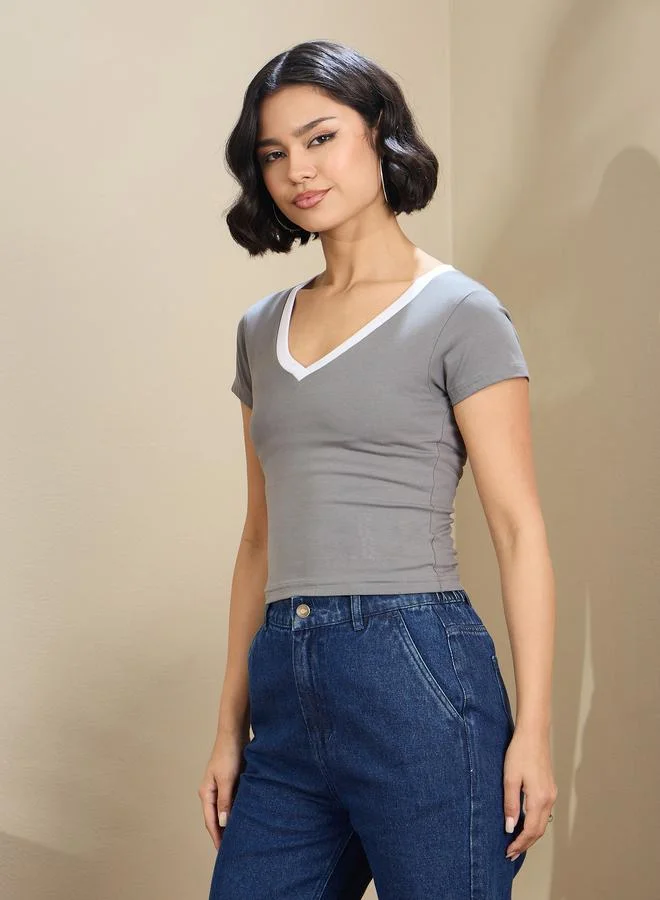 SASSAFRAS SASSAFRAS Women Grey Contrast Deep V Neck Fitted Crop T-Shirt