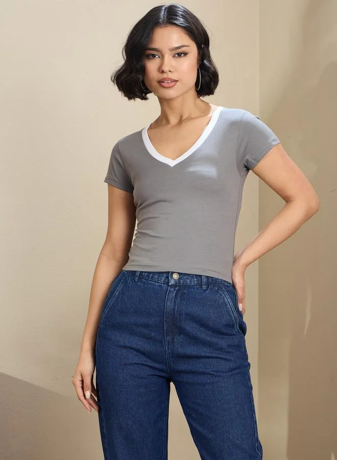 ساسافراس تيشيرت قصير نسائي بياقة  عميقة وتباين رمادي من ساسافراس