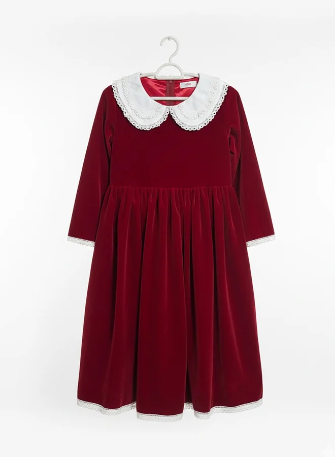 HAWRAA ABAYA Girls’ velvet dress in burgundy with a lace collar – classic elegance with winter luxury