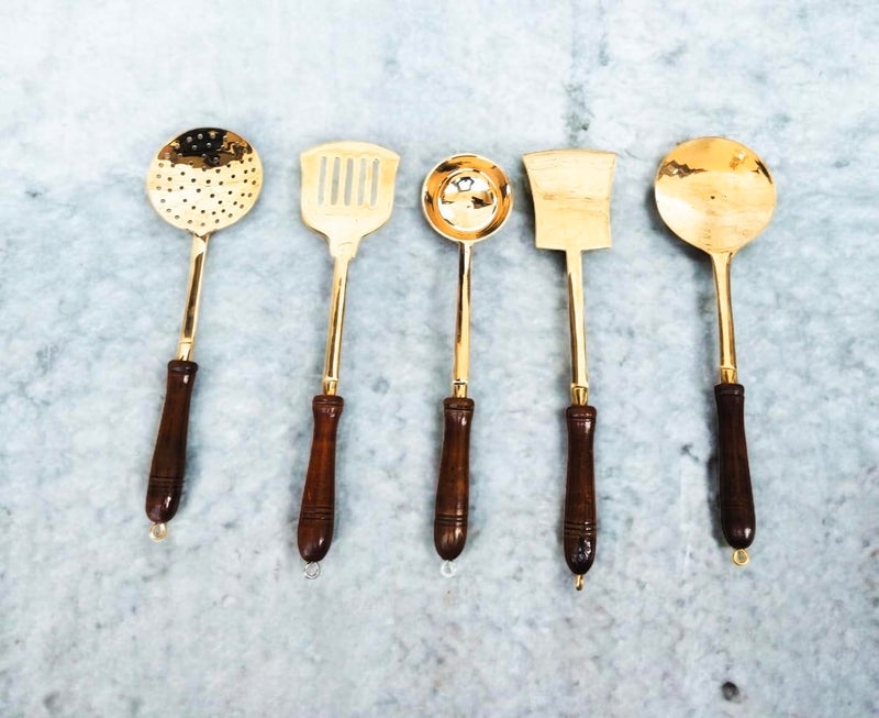 Blissful Decor Pure Brass Serving Spoon Set of 5, 1 Ladle (Karchi), 2 Solid Spoon (Chamcha),1 Rice Serving Spoon, 1 Serving and Cooking Spatula (Palta) Serving Set with Wooden Handle (Golden) 1100 GMS - Image 5