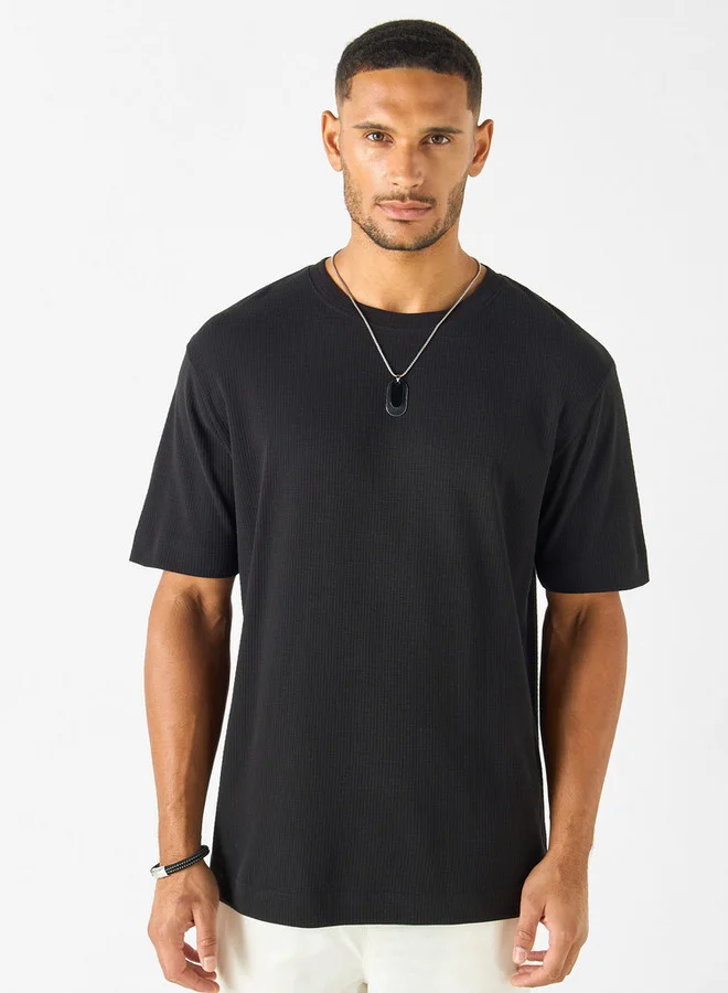 ايكونيك تيشيرت فضفاض بارز الملمس من آيكونيك