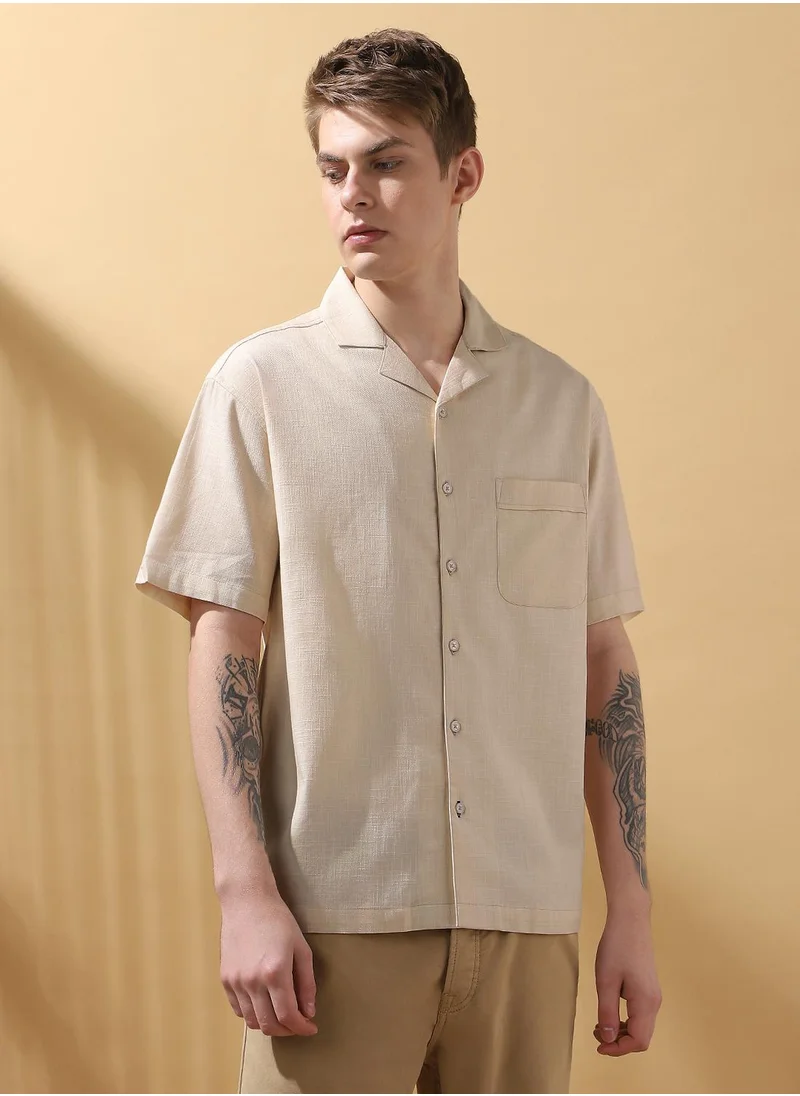 دينيس لينغو Upgrade your wardrobe with this premium Beige Relaxed fit Shirts Textured design crafted from Cotton Slub featuring Half Sleeve with Button closure.