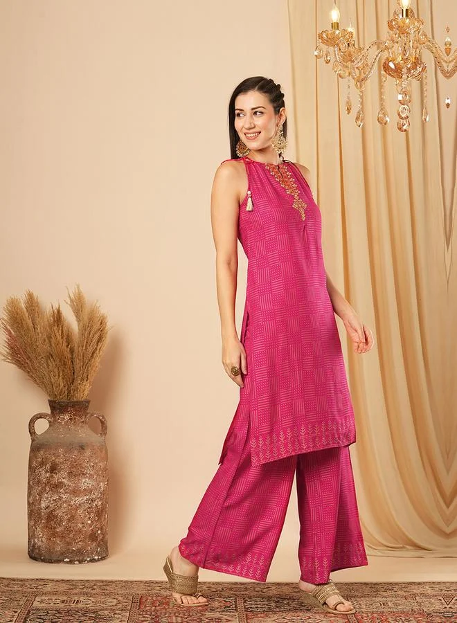 جلو باص مجموعة من بنطال بالازو مع كورتا بتفاصيل مُطرّزة وأربطة