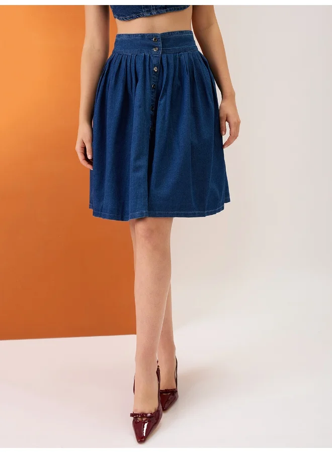 جلو باص جوب نسائي أزرق ميدي بخصر مرتفع وطيات وأزرار، تنورة جينز واسعة فوق الركبة