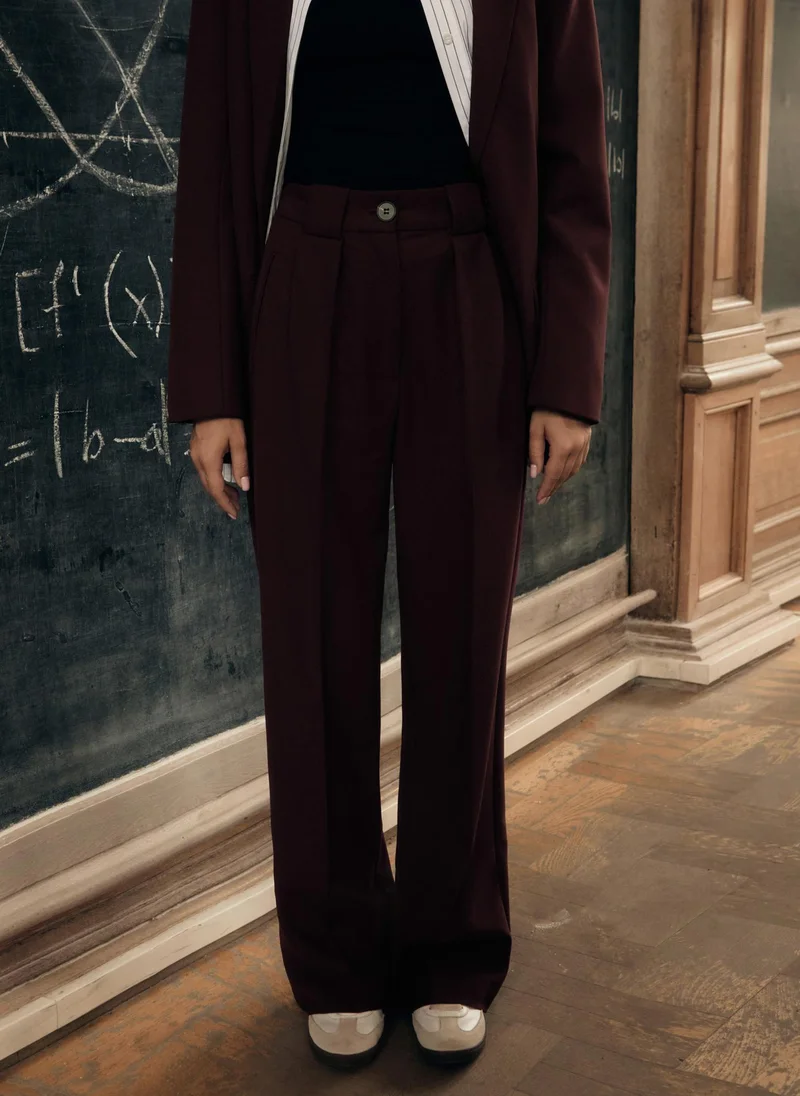 ليتشي بنطال مناسب مع طيات على الخصر