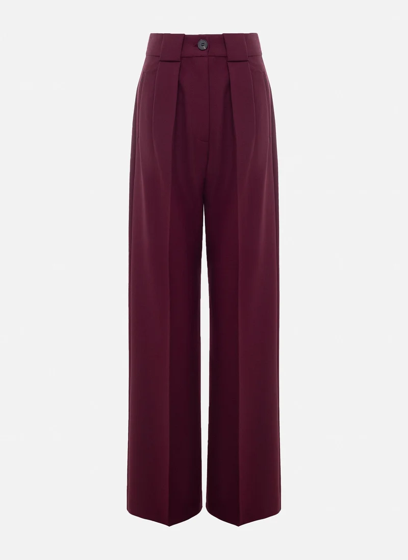 ليتشي بنطال مناسب مع طيات على الخصر