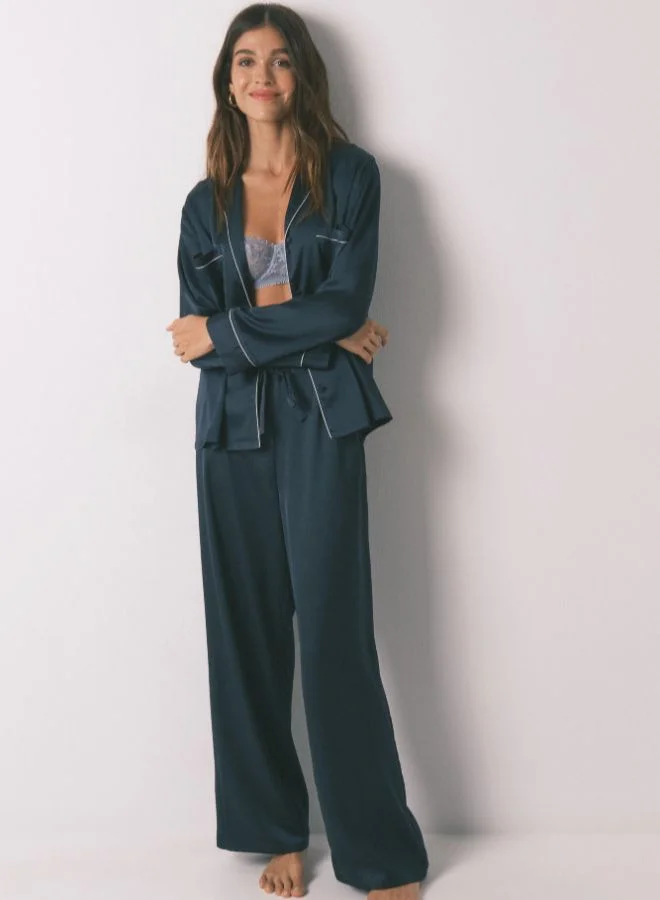 ومن سيكريت بيجاما كلاسيكية طويلة من الساتان الأزرق