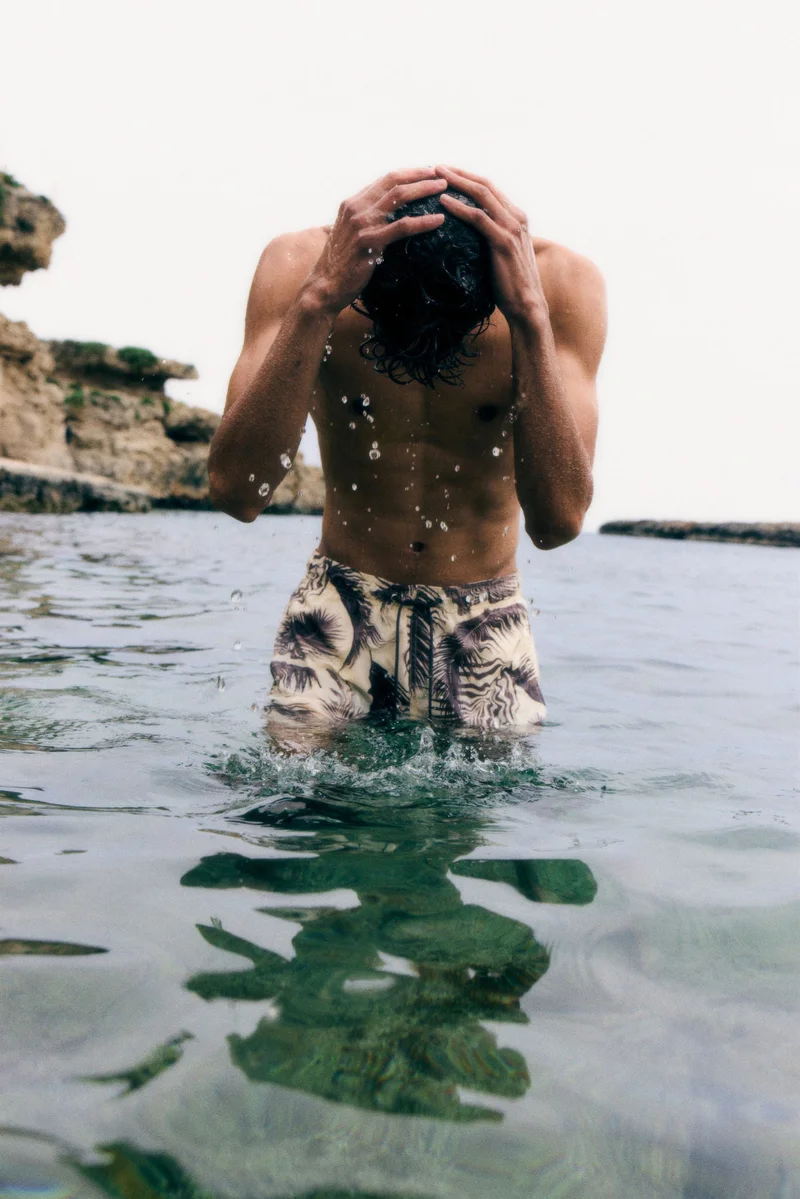 اتش اند ام شورت سباحة بنقوش