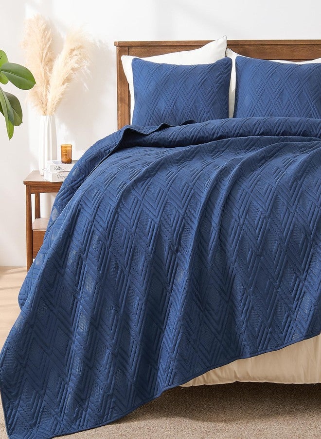 يمي أطقم مفروشات سرير EMME Quilts بحجم كوين، غطاء سرير أزرق داكن ناعم وخفيف الوزن مغسول مسبقًا، غطاء سرير مريح قابل للعكس من الألياف الدقيقة مع غطاء وسادة (نمط ماسي، 90 بوصة × 90 بوصة) - Image 1
