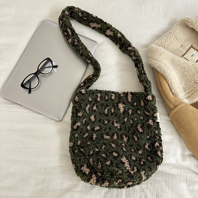 South Korea Dongdaemun Shoulder Bag Women'S Plush Lamb Wool Stylist Woolen Casual Large Capacity Crossbody Bag - Image 5