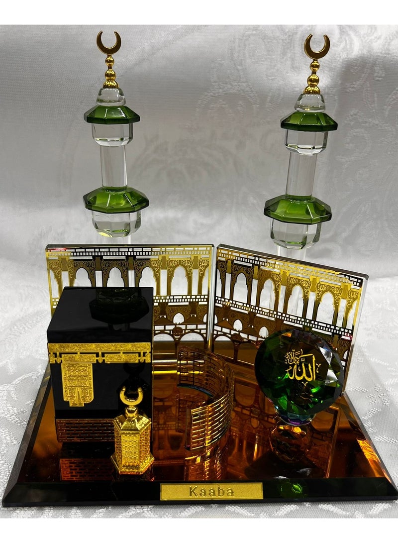 Kaaba model masterpiece A masterpiece with an attractive, elegant design, made of excellent quality crystal glass. Product dimensions: 16*11 cm Length of the minaret: 14 cm
