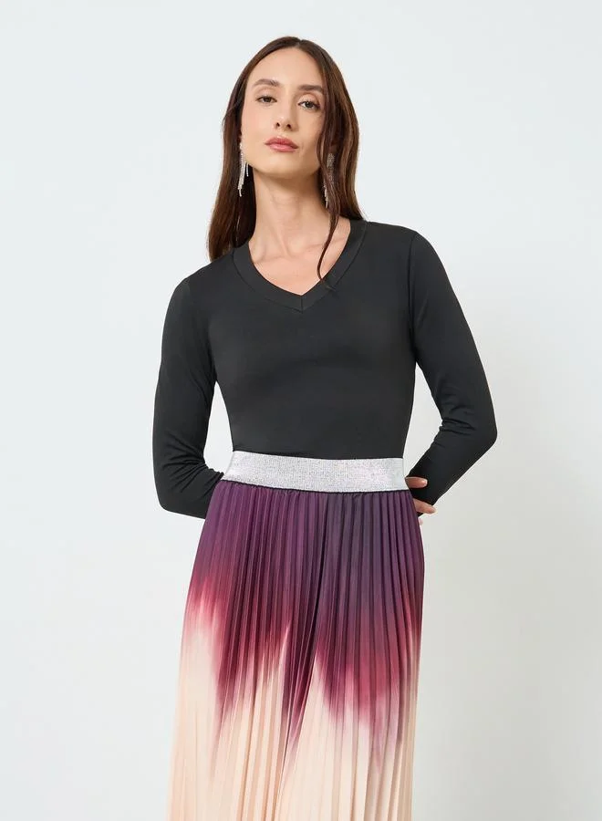 تايك تو طقم نسائي بلوزة بياقة على شكل حرف  وتنورة مطوية