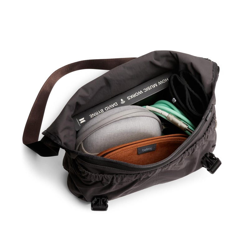 Bellroy Cinch Messenger (12 liter lightweight shoulder bag, water-resistant fabric, effortless organization) - Charcoal - Image 4
