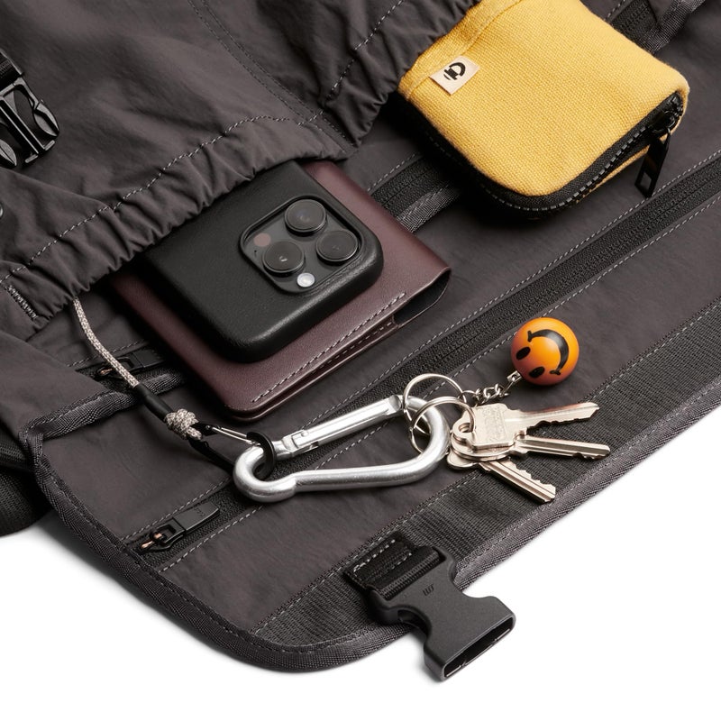 Bellroy Cinch Messenger (12 liter lightweight shoulder bag, water-resistant fabric, effortless organization) - Charcoal - Image 5