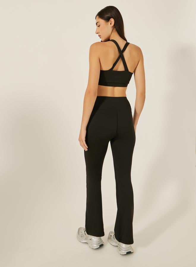 ستايلي اكتيف حزمة ستايلي 3 قطع - حمالة صدر رياضية مبطنة متعددة متقاطعة، توب بتفاصيل جانبية، وسروال ليجنز واسع الأرجل - Image 2