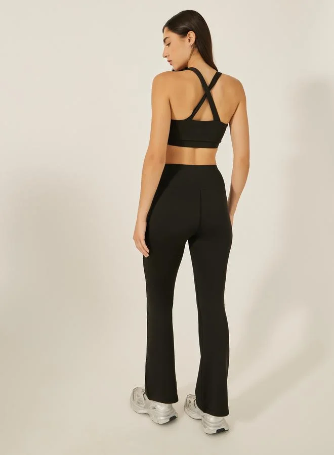 ستايلي اكتيف حزمة ستايلي 3 قطع - حمالة صدر رياضية مبطنة متعددة متقاطعة، توب بتفاصيل جانبية، وسروال ليجنز واسع الأرجل