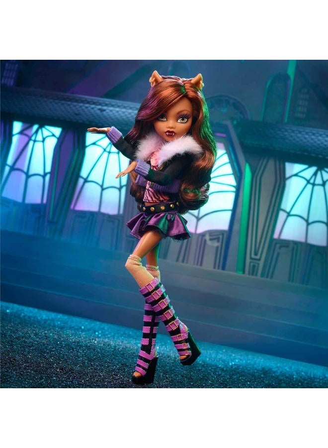 MONSTER HIGH دمية كلودين وولف المستنسخة ترتدي أزياء وأحذية أصلية مع حيوان أليف، قاعدة عرض وإكسسوارات، لعبة قابلة للجمع بطول 10-5 بوصة - Image 2