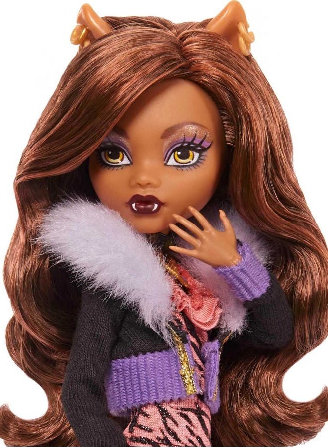 MONSTER HIGH دمية كلودين وولف المستنسخة ترتدي أزياء وأحذية أصلية مع حيوان أليف، قاعدة عرض وإكسسوارات، لعبة قابلة للجمع بطول 10-5 بوصة - Image 3