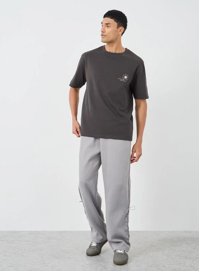 ستايلي تيشيرت فضفاض بياقة مستديرة وطبعة جرافيك