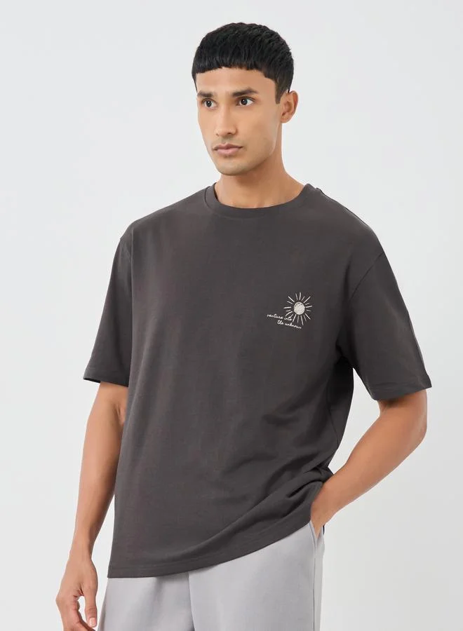 ستايلي تيشيرت فضفاض بياقة مستديرة وطبعة جرافيك