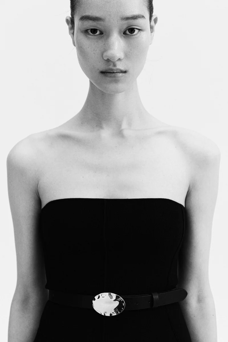 اتش اند ام بلوزة ضيقة بحواف مموجة