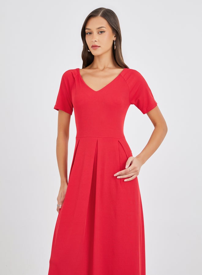 ستايلي فستان ميدي نسائي أحمر سادة بياقة على شكل حرف  وخصر  مع ذيل غير متساوٍ - Image 3